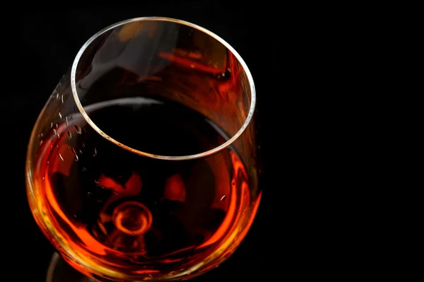 Brandy in elegante glas — Stockfoto