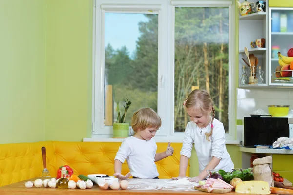 Brother and sister cook pizza — Stock Photo, Image