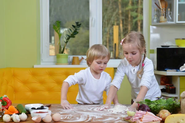 Brother and sister cook pizza — Stock Photo, Image