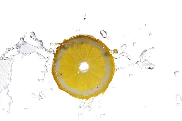 Rebanada de limón en agua —  Fotos de Stock