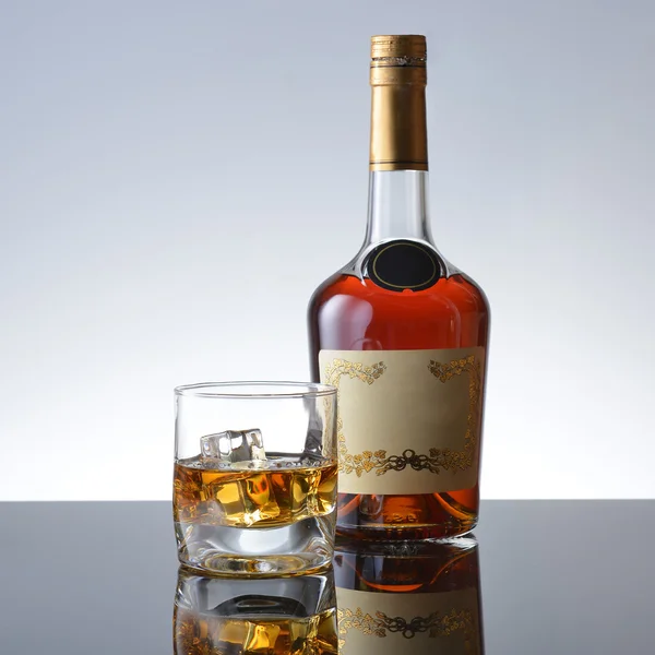 Glas en fles met whisky — Stockfoto