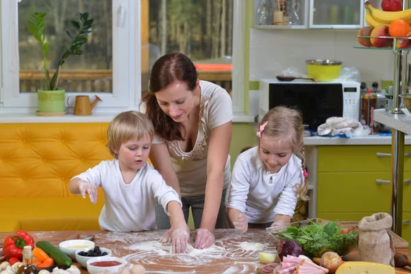 Madre con niños cocinar pizza — Foto de Stock