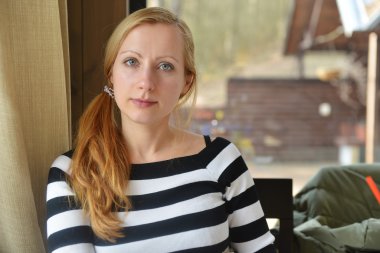 kadın masada oturur