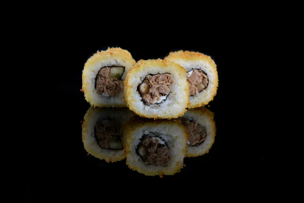 Sushi con salmón sobre fondo — Foto de Stock