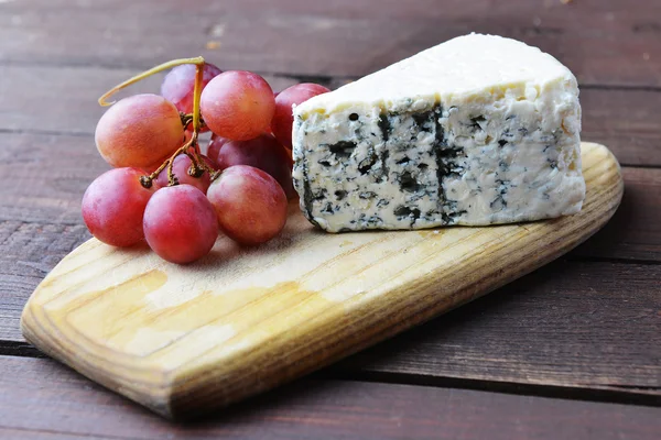 Queijo e uvas vermelhas — Fotografia de Stock