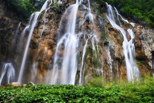 Cachoeiras bonitas em encostas — Fotografia de Stock