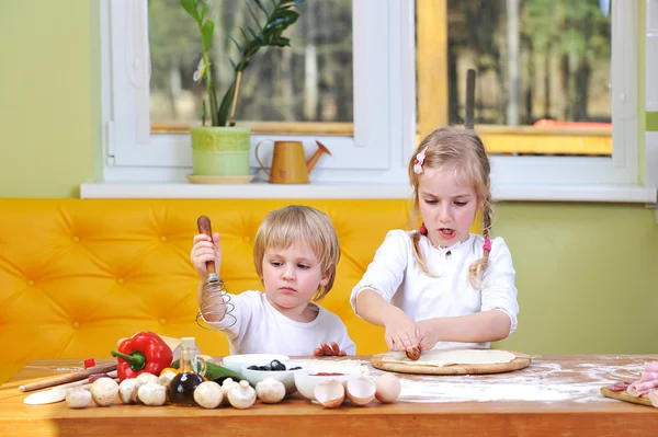 Çocukların anne pizza hazırlamak için yardımcı olur — Stok fotoğraf