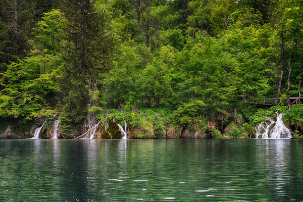 Prachtige watervallen op hellingen — Stockfoto