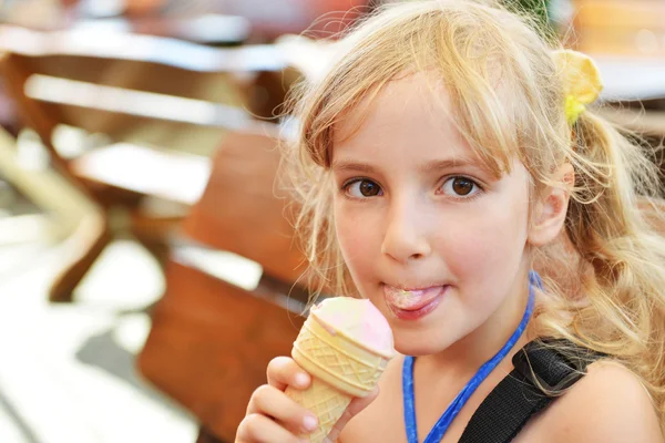 Little girl eating  ice cream — Stock Photo, Image