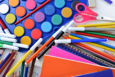 renkli okul malzemeleri 