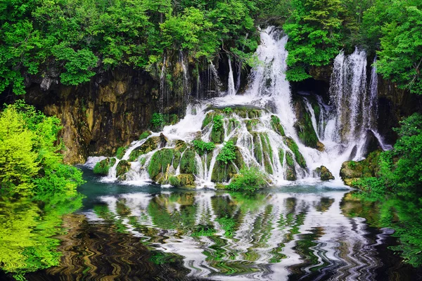 Cachoeiras bonitas em encostas — Fotografia de Stock