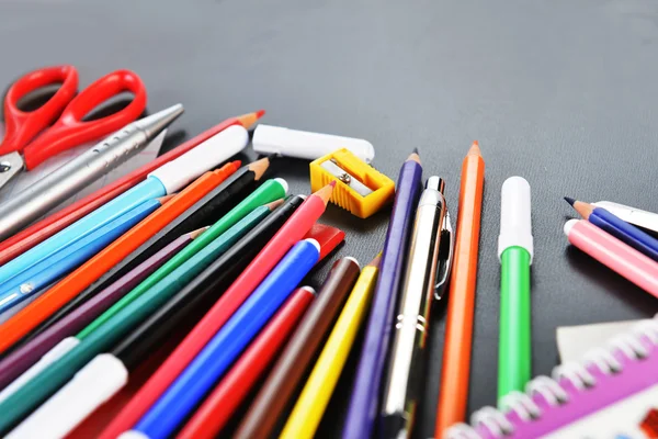 Kleurrijke schoolbenodigdheden — Stockfoto