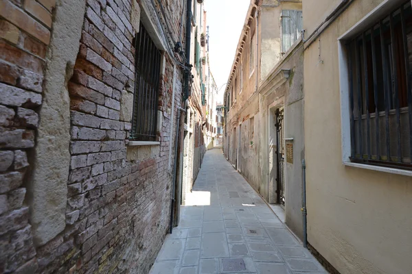 Houses and narrow street — Stock Photo, Image