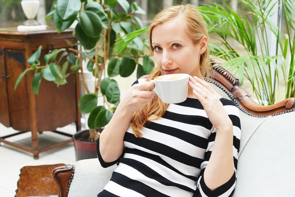 Mujer bebe café —  Fotos de Stock