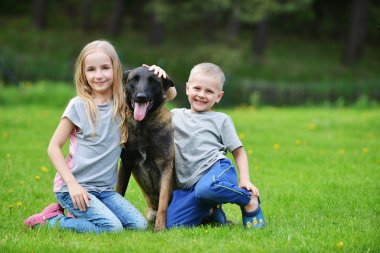 köpekle oynayan çocuklar 