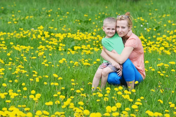 Mutter mit ihrem süßen Sohn — Stockfoto