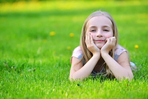 Kleines Mädchen auf Gras — Stockfoto