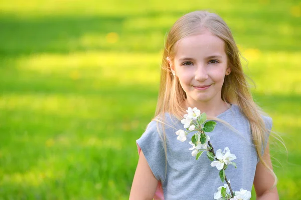 Liten flicka på gräs — Stockfoto