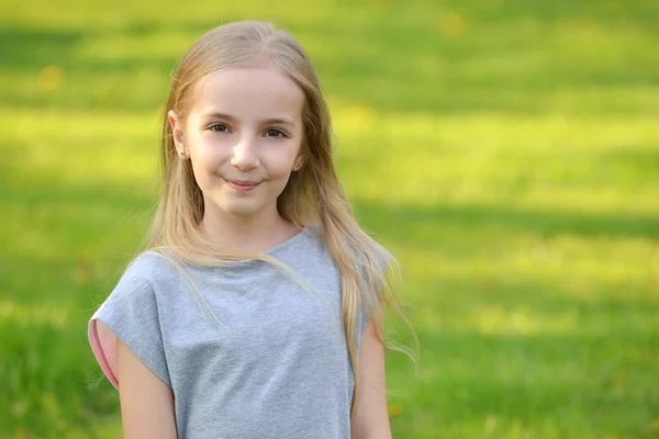 Schattig meisje op groen gazon — Stockfoto