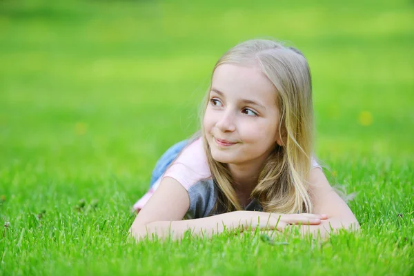 Kleines Mädchen auf Gras — Stockfoto