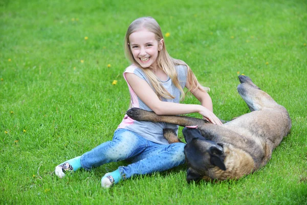 Ragazza che gioca con cane — Foto Stock