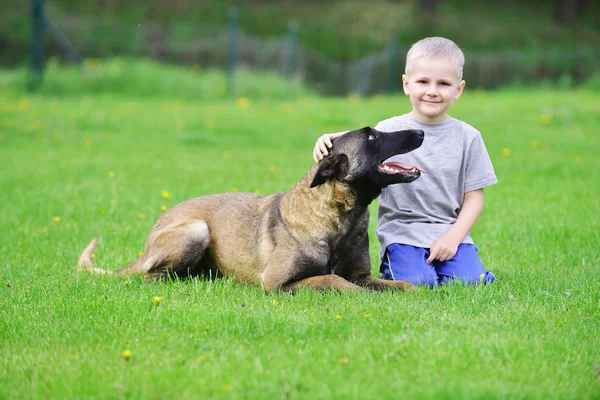 Jongen speelt met hond — Stockfoto