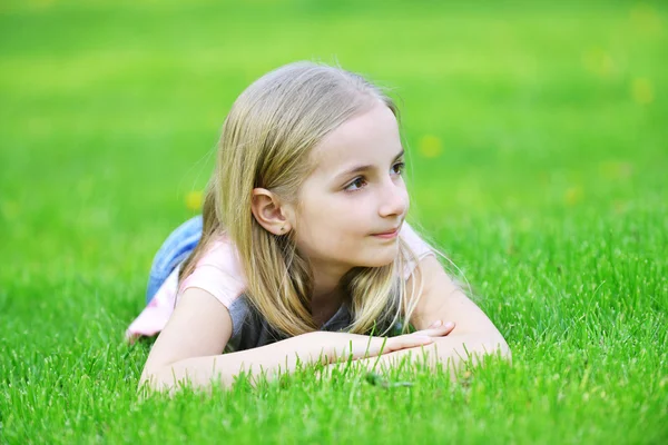 Ragazza sdraiata sull'erba — Foto Stock