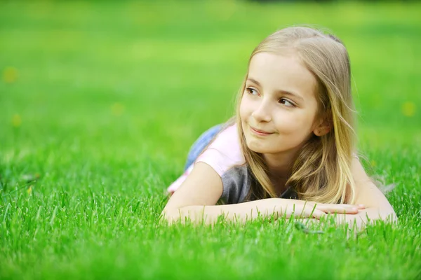 Mädchen liegt auf Gras — Stockfoto