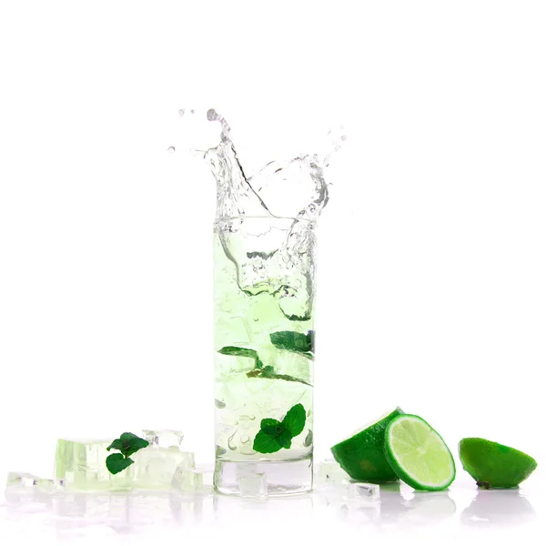 Cocktail splashing into glass — Stock Photo, Image