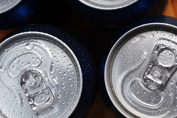 Latas de alumínio molhado — Fotografia de Stock