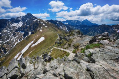 Dağ doruklarına ve mavi gökyüzü