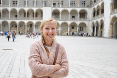 genç kadın meydanında