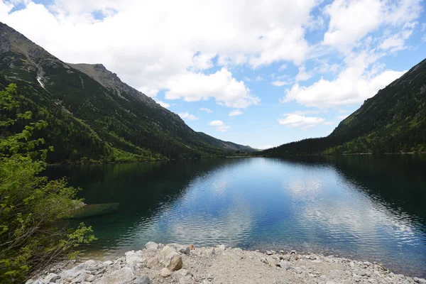 Lago tra le catene montuose — Foto Stock