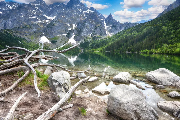 Bergstoppar och blå himmel — Stockfoto