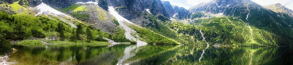 Jezioro wśród pasm górskich — Zdjęcie stockowe
