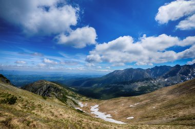 tepeler ve mavi gökyüzü