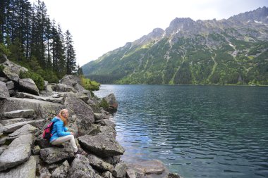 genç kadının yanına su