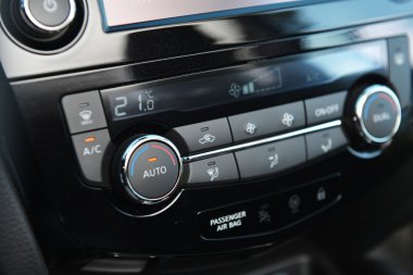 arabanın kontrol paneli