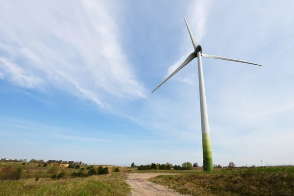 Szélturbina a mezőben — Stock Fotó