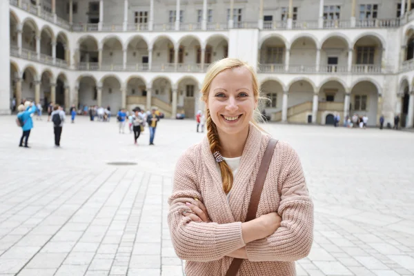 Jonge vrouw op het plein — Stockfoto