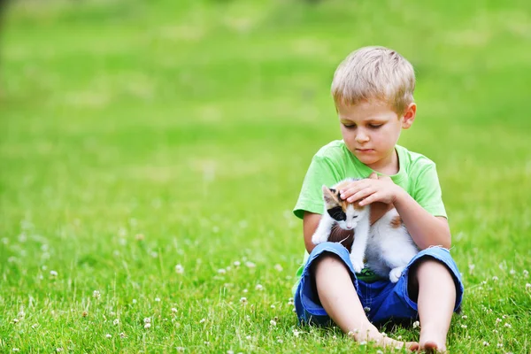 Jongen spelen met gevlekte kat — Stockfoto