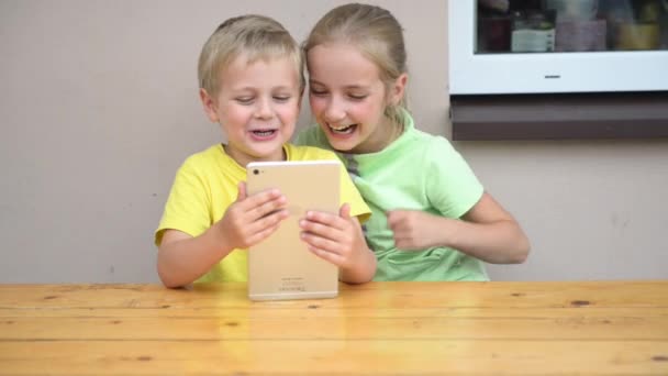 Enfants jouant avec une tablette — Video