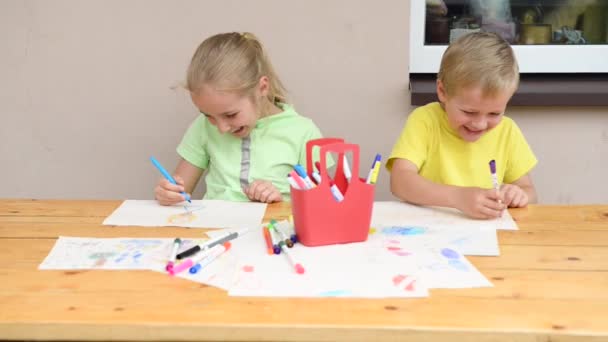 Kids painting with pencils — Stock Video