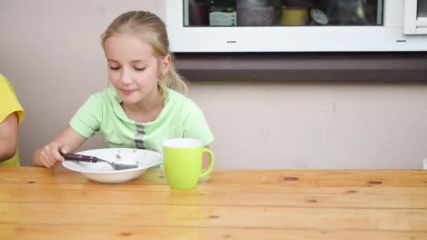 Iki sevimli çocuk yemek — Stok video