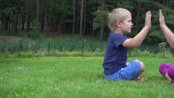 Niños jugando en la hierba — Vídeo de stock
