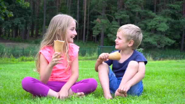 Niños comiendo helado al aire libre — Vídeo de stock