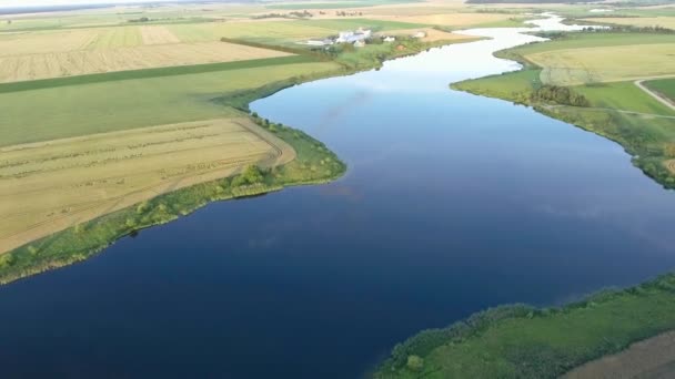 Piękna rzeka krajobraz. Widok z lotu ptaka — Wideo stockowe