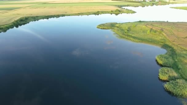 Hermoso paisaje fluvial. Vista aérea — Vídeos de Stock