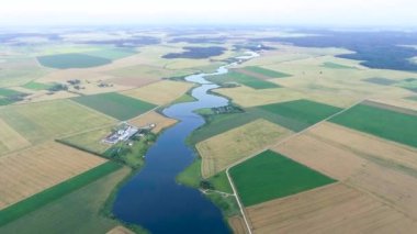 güzel nehir manzarası. Havadan görünümü