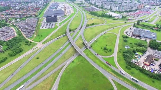 大型公路交叉口的空中景观 — 图库视频影像